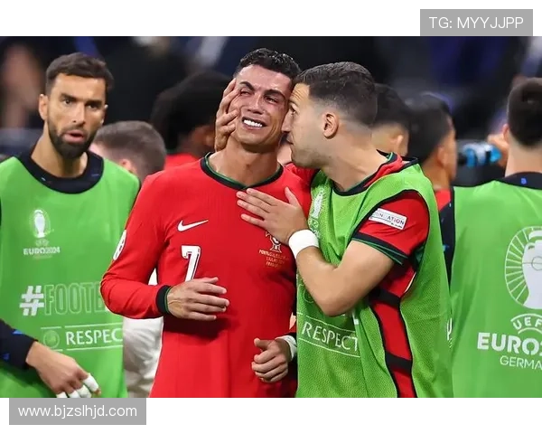 足球明星化身老年人搞笑视频引发热议展现幽默与温情的完美结合