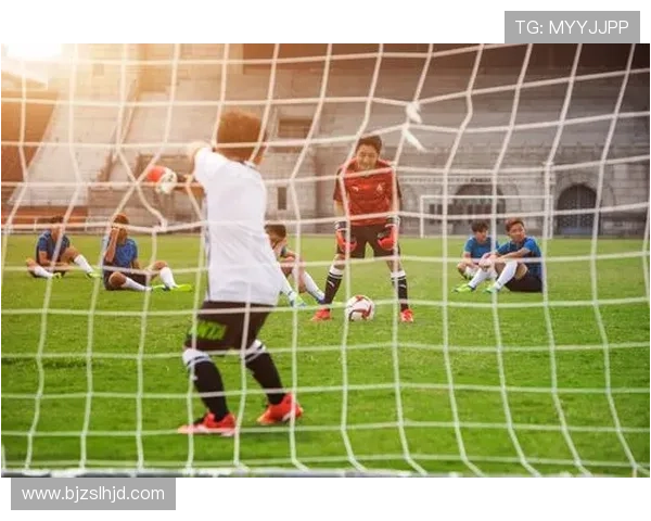 足球明星跨界挑战踢篮球精彩瞬间集锦展现运动魅力与激情