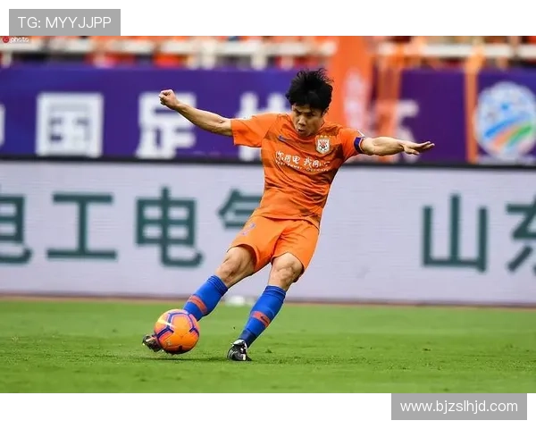 足球明星在训练场被偷拍视频引发粉丝热议与媒体关注